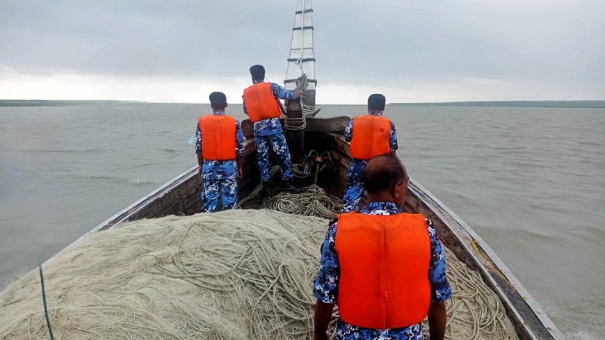 মেঘনায় ৩৫ যাত্রী নিয়ে ট্রলারডুবি