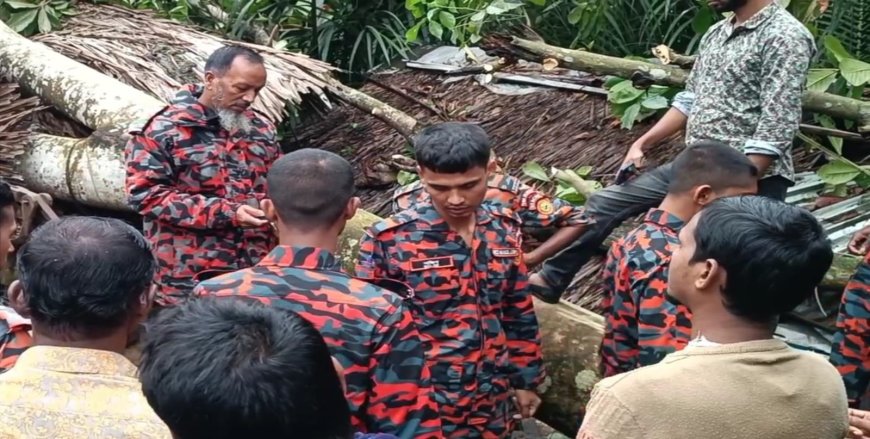 ঘর-ফসলের ক্ষতি, নিখোঁজ জেলেদের খোঁজ মেলেনি