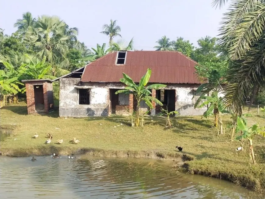 ভাঙ্গাচোরা ভবন আর অবসরপ্রাপ্ত স্বাস্থ্যকর্মী দিয়েই চলছে কয়রা বেদকাশি  উপস্বাস্থ্য কেন্দ্রটি